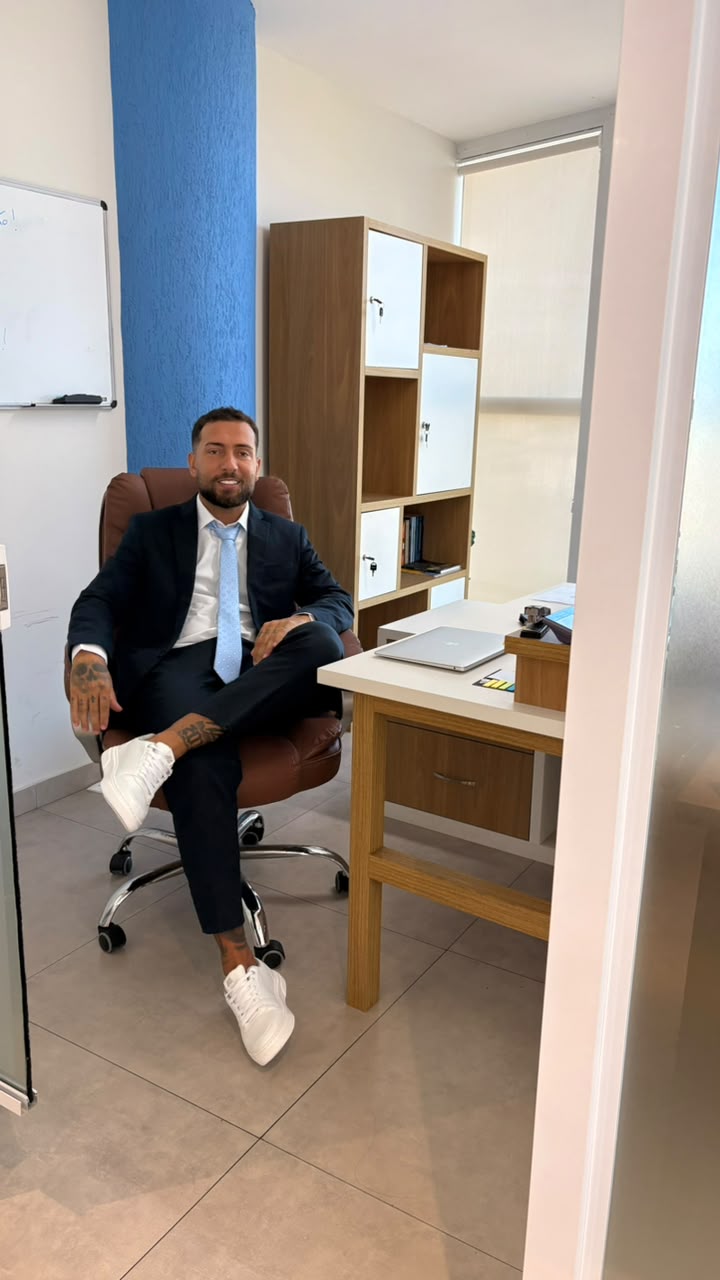 Diogo Esteves, fundador e diretor executivo da UnoGo, em seu escritório